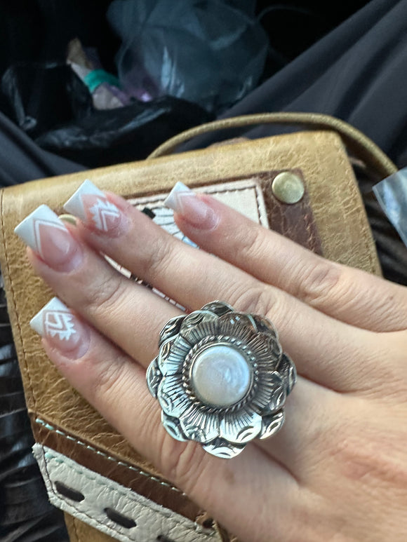 MOTHER OF PEARL AND BASE METAL ADJUSTABLE RING